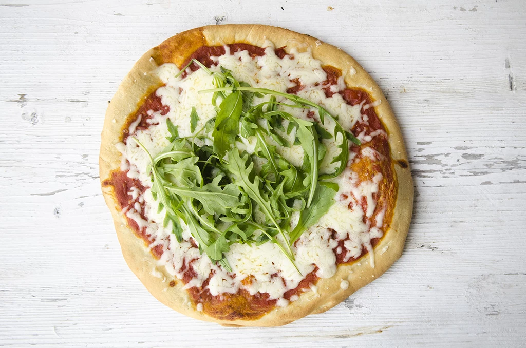 Pizza z mozzarellą to doskonały posiłek na każdą porę dnia