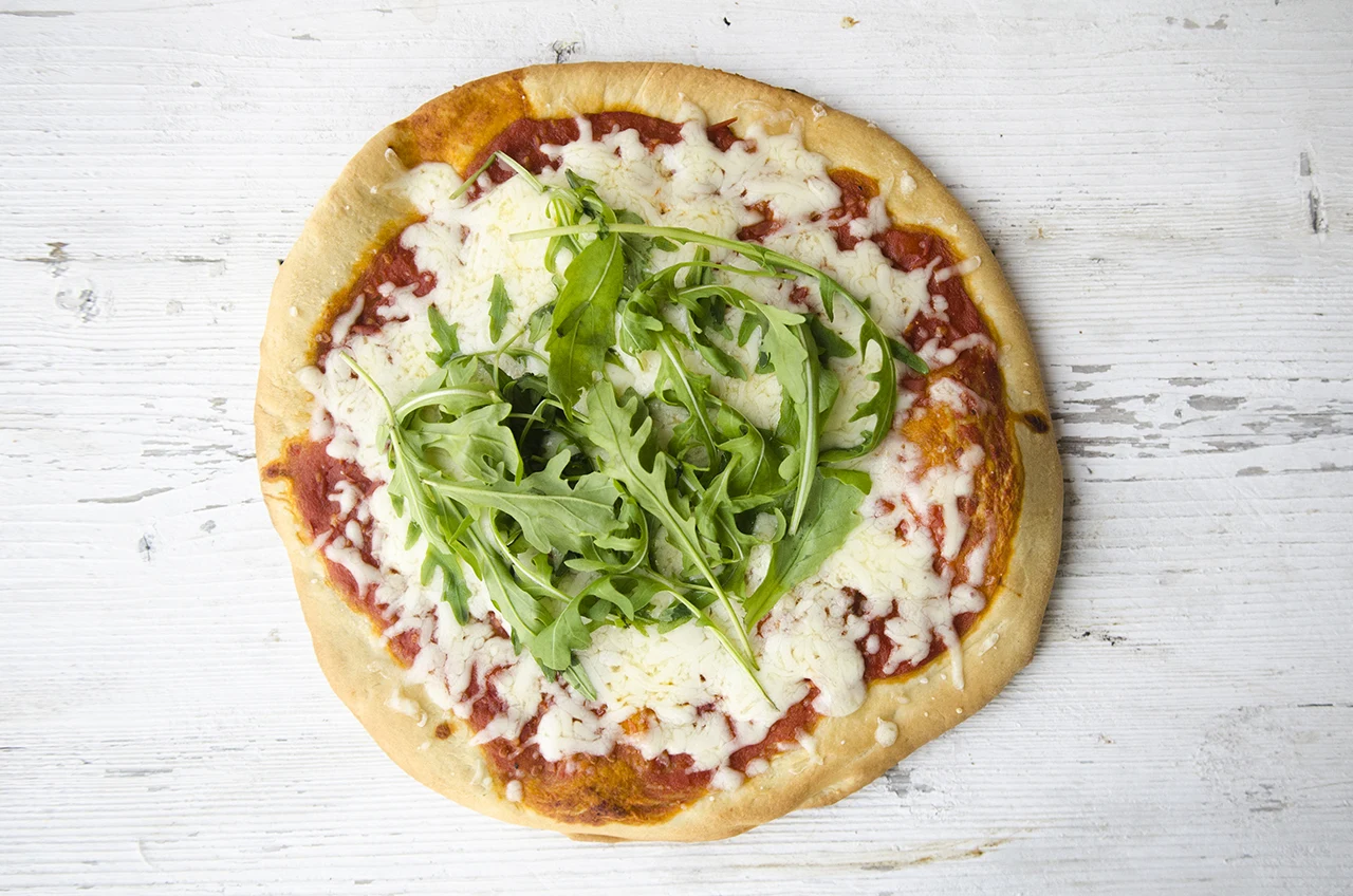 Pizza z mozzarellą doskonały posiłek na każdą porę dnia Pizza z mozzarellą doskonały posiłek na każdą porę dnia