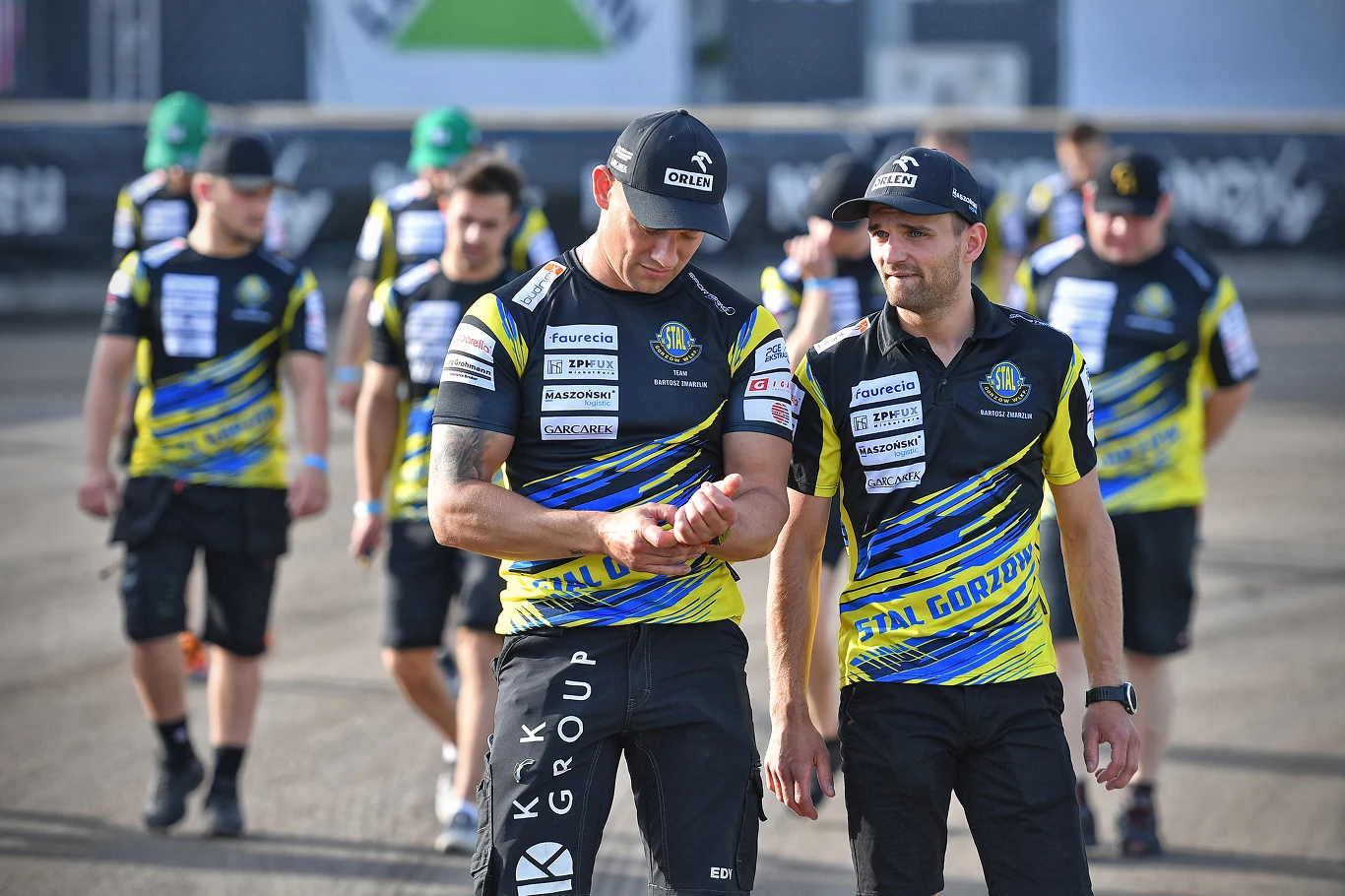 Bartosz Zmarzlik i drużyna Stali na obchodzie toru Bartosz Zmarzlik i drużyna Stali na obchodzie toru