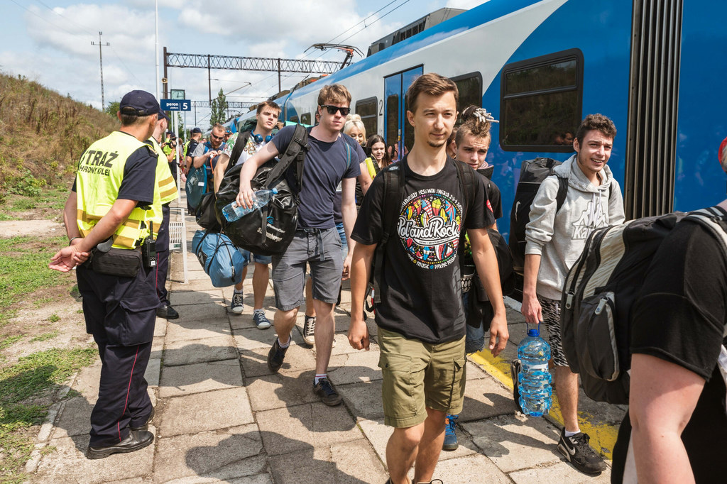 Wielu uczestników Pol'and'Rock Festivalu docierało na miejsce pociągiem