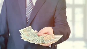 W dużych firmach płacą lepiej. Zdj. ilustracyjne