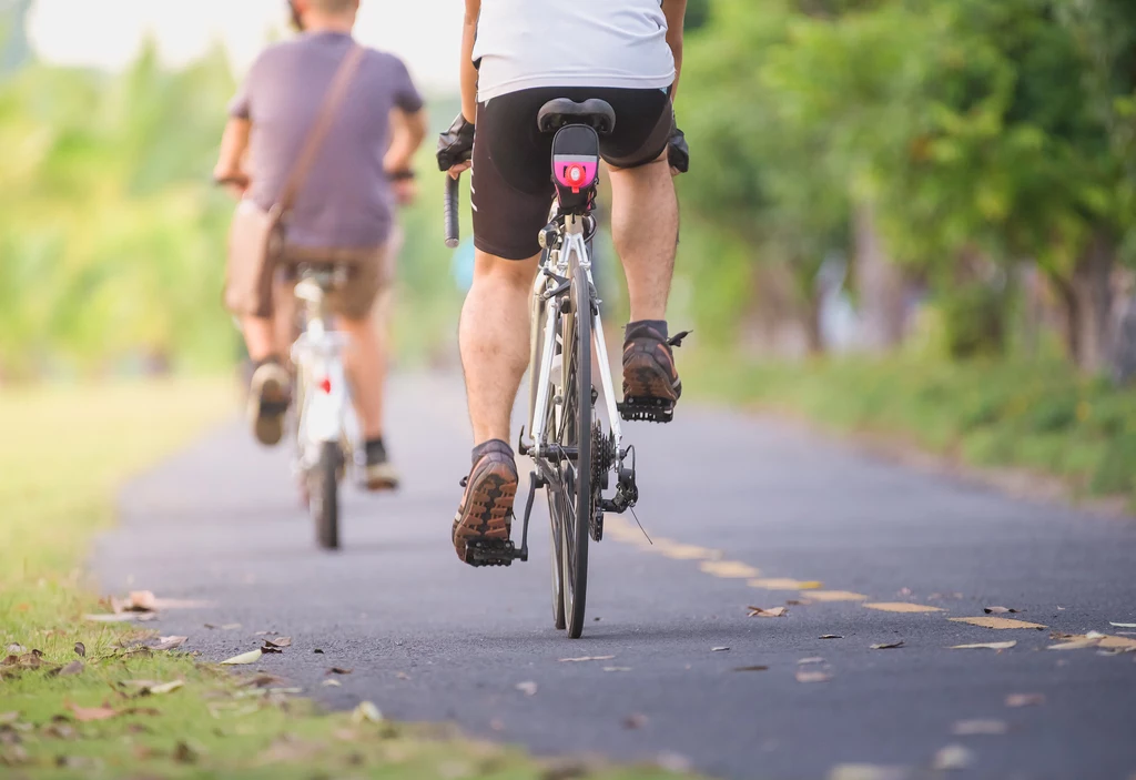 Jazda na rowerze może być niezwykle miłą rozrywką pod warunkiem, że kierujący pojazdami przestrzegają zasad panujących na drogach i ścieżkach 
