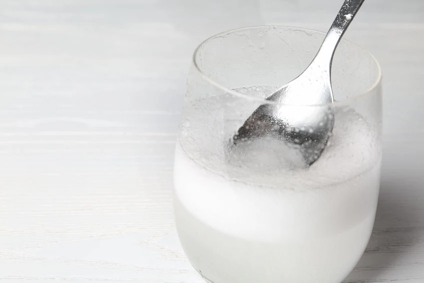 Połączenie wody i octu może być stosowane do zakwaszania gleby.