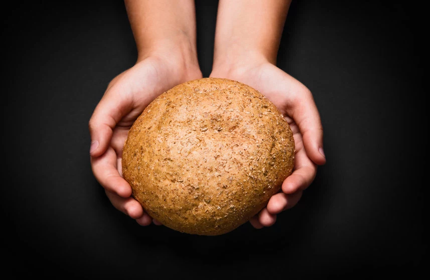 Kawałek czerstwego chleba pomoże pozbyć się małej plamy na zamszu