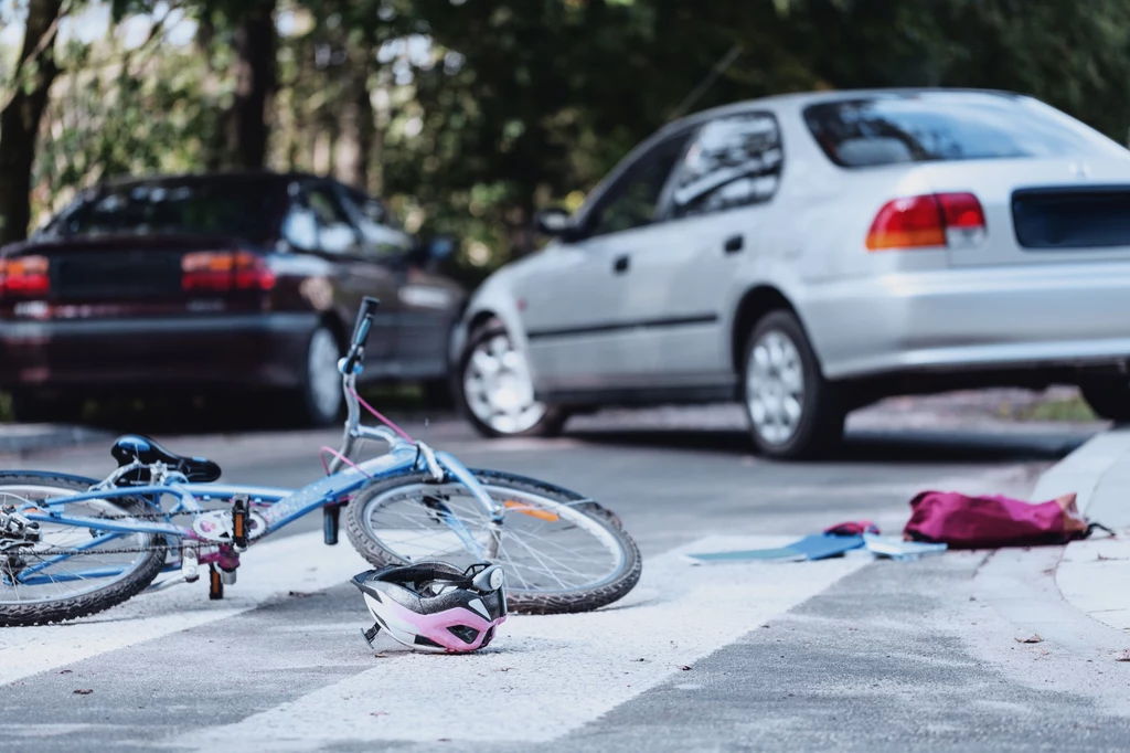 Aby unikać kolizji drogowych podczas jazdy na rowerze warto być uważnym i stosować zasadę ograniczonego zaufania 