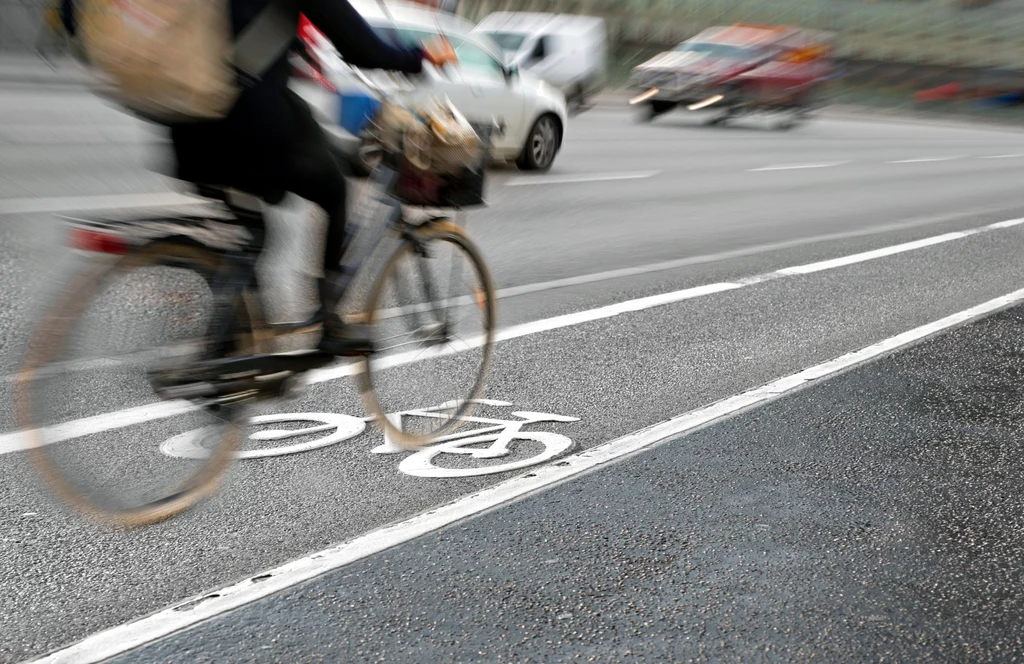Ścieżki rowerowe mają być ułatwieniem dla cyklistów. Dlatego warto zachować na nich odpowiednią prędkość, by nie stwarzać zagrożenia dla innych 