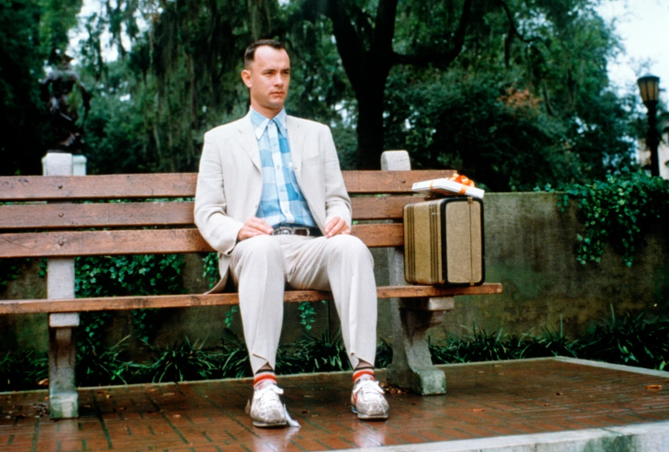Drugą statuetkę aktor otrzymał za rolę w kultowym filmie "Forrest Gump" w reżyserii Roberta Zameckisa. Film trafił do amerykańskich kin 6 lipca 1994 roku. Oparta na książce Winstona Grooma produkcja opowiada o prostym mężczyźnie z Alabamy (Tom Hanks), który czekając na autobus, raczył nieznajomych historiami ze swojego życia. Jego twórcy nie przypuszczali nawet, jaką popularność zyska ich dzieło. Forrest stał się jednym z najbardziej rozpoznawalnych bohaterów filmowych wszech czasów, a film nagrodzono sześcioma Oscarami.   

Ważnym aspektem filmu było wplątanie Forresta w ważne wydarzenia historyczne lub przypadkowe spotkania ze znanymi osobami. Bohater wpada między innymi na prezydentów Johna Kennedy’ego i Richarda Nixona oraz Elvisa Presleya i Johna Lennona. Ekipa od efektów specjalnych bardzo długo pracowała nad zadowalającym sposobem wklejenia Toma Hanksa w archiwalne materiały wideo. Ich wysiłki zostały nagrodzone Oscarem. 

"Forrest Gump" okazał się ogromnym sukcesem kasowym i artystycznym. Film zarobił na całym świecie prawie 677 milionów dolarów. 