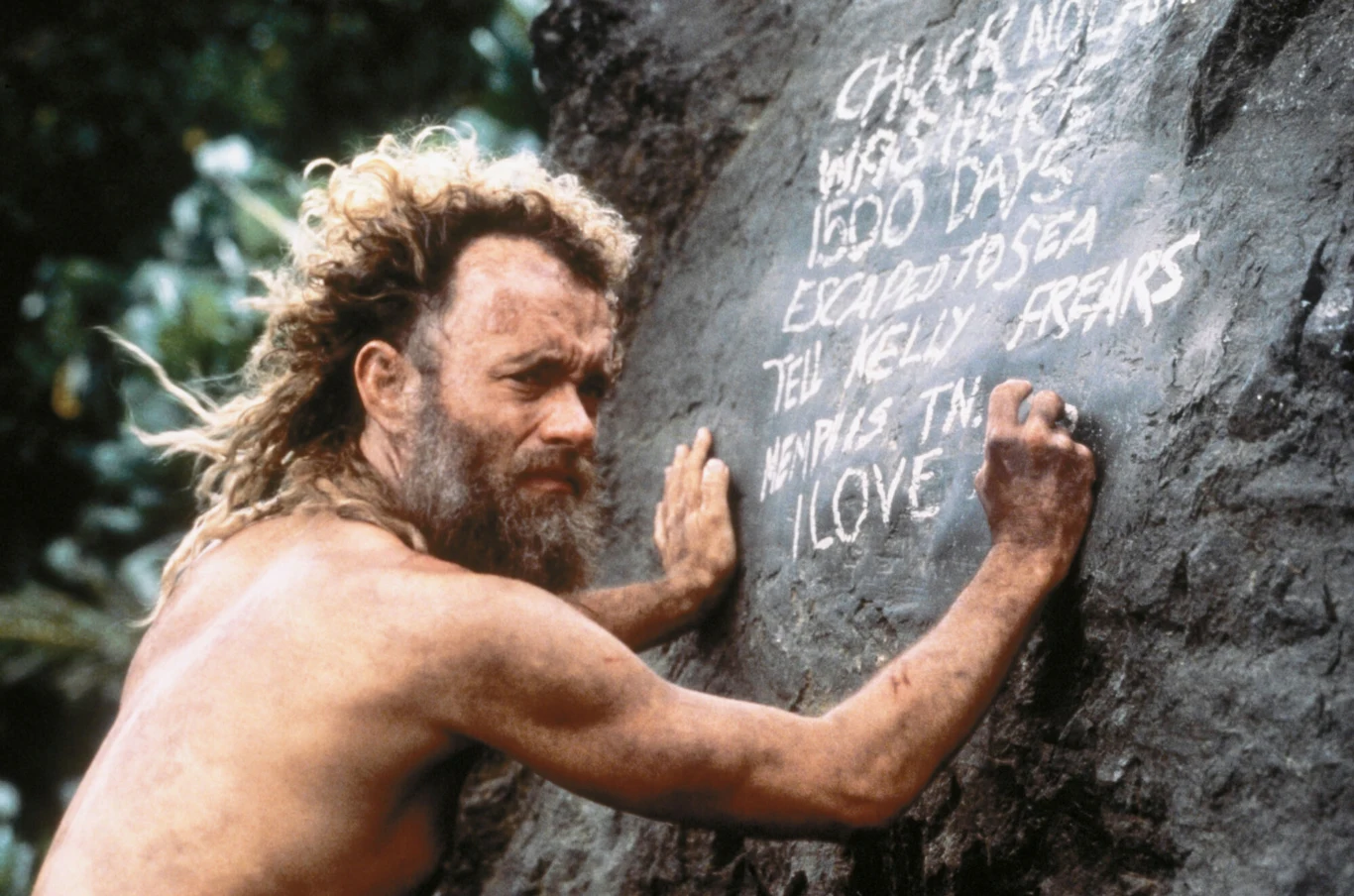 Jedną z najlepiej zapamiętanych ról Hanksa jest także występ w filmie "Cast Away: Poza światem" z 2000 roku.  

Pędzące w zawrotnym tempie życie Chucka zmienia się gwałtownie kiedy samolot, którym leciał, rozbija się, a on ląduje na odległej wyspie. Pozbawiony podstawowych środków do życia, musi walczyć o przetrwanie i stawić czoła emocjonalnym wyzwaniom izolacji. Po czterech latach Chuck wraca do cywilizacji jako zupełnie odmieniony człowiek. Zdaje sobie sprawę, że utrata wszystkiego, co kiedyś uważał za ważne, była najlepszą rzeczą, jaka mogła mu się przytrafić. 

Zdobywca nagrody Amerykańskiej Akademii Filmowej Robert Zemeckis oraz dwukrotnie nagrodzony Oskarem Tom Hanks po raz kolejny podjęli współpracę, by opowiedzieć historię o błogosławieństwach i okrucieństwach losu oraz możliwościach przetrwania ludzkiego ducha.