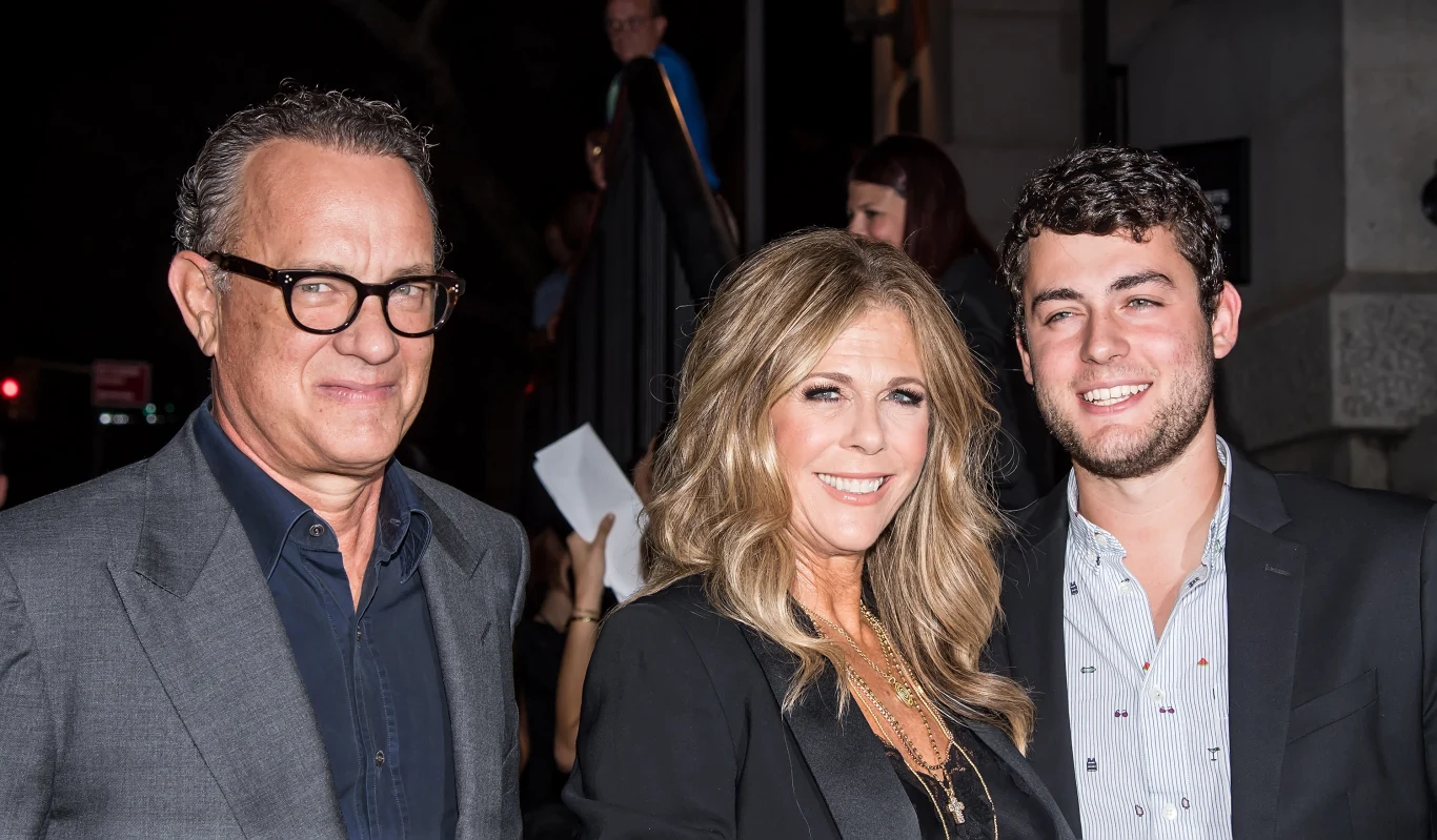 Tom Hanks nie kryje się z tym, że wspierał finansowo wielu polityków amerykańskiej Partii Demokratycznej. Otwarcie deklaruje poparcie dla idei małżeństw jednopłciowych, pozyskiwania energii ze źródeł odnawialnych oraz  ochrony środowiska.   

Jest wielbicielem serialu "Star Trek", fanem Beatlesów oraz klubu angielskiej piłki nożnej Aston Villa.   

W latach 1978–1987 był żonaty z aktorką Samanthą Dillingham, z którą ma dwoje dzieci. W 1988 poślubił aktorkę Ritę Wilson, którą spotkał trzy lata wcześniej na planie filmu "Ochotnicy"; mają dwoje dzieci. Aktor dla żony zmienił wyznanie z katolickiego na prawosławne. 