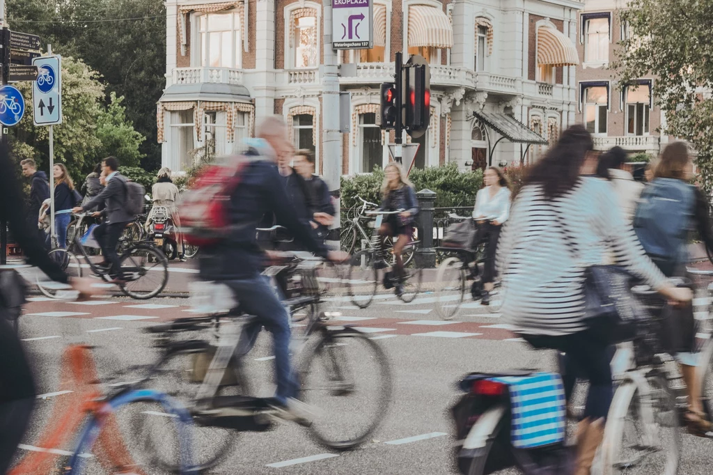 Ludzie poruszający się rowerami w mieście.