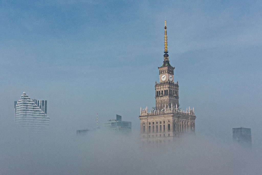 Gęsta mgła i smog w Warszawie.