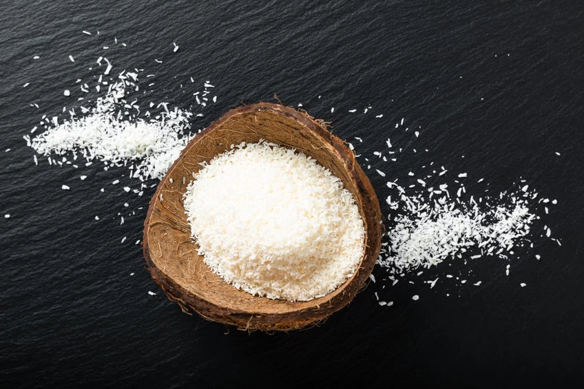 Prażone wiórki kokosowe można przygotować w kuchence mikrofalowej