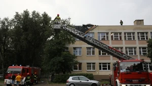 Straż pożarna zabezpiecza uszkodzony dach Zespołu Szkół Łączności w Warszawie