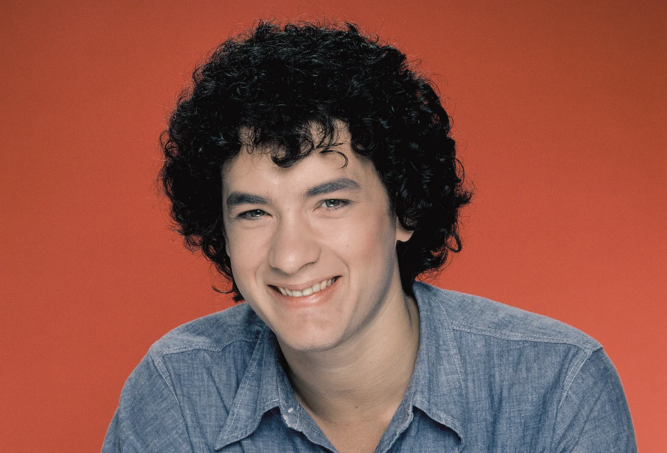 Tom Hanks urodził się 9 lipca 1956 w Concord (Kalifornia). Jest synem Amosa Mefforda Hanksa (pochodzenia angielsko-walijskiego) i Janet Merilyn Frager (pochodzenia portugalskiego). Niestety jego dzieciństwo nie należało do najszczęśliwszych - większość tego czasu spędził w rodzinach zastępczych. Ze strony matki Hanks jest spokrewniony z 16. prezydentem USA Abrahamem Lincolnem.