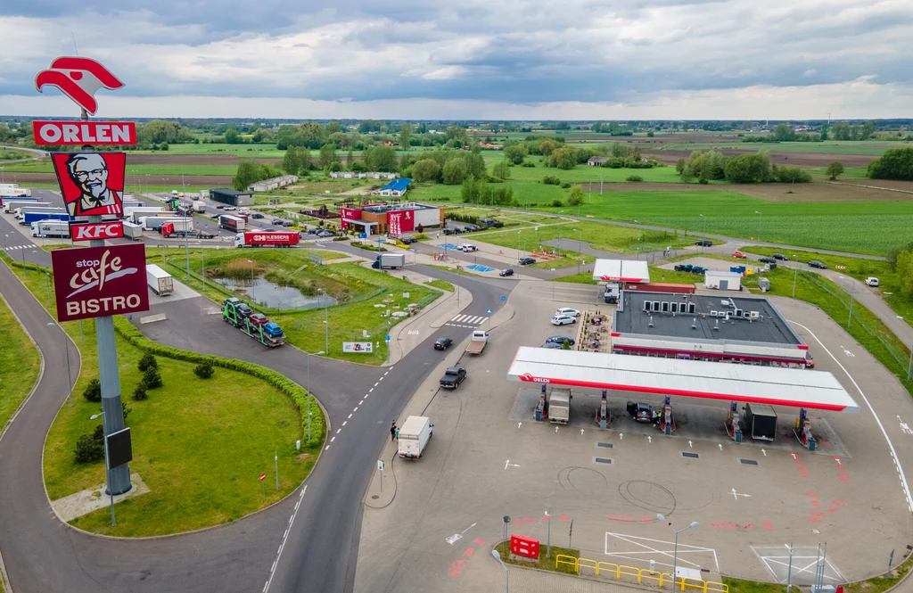 Korki na stacjach paliw zdarzają się w weekendy na drogach wiodących nad Bałtyk