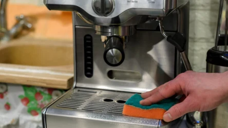 Dowiedz się, jak skutecznie wyczyścić ekspres do kawy