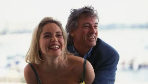 Paul Verhoeven i Sharon Stone prezentują "Nagi instynkt" na festiwalu w Cannes w 1992 roku