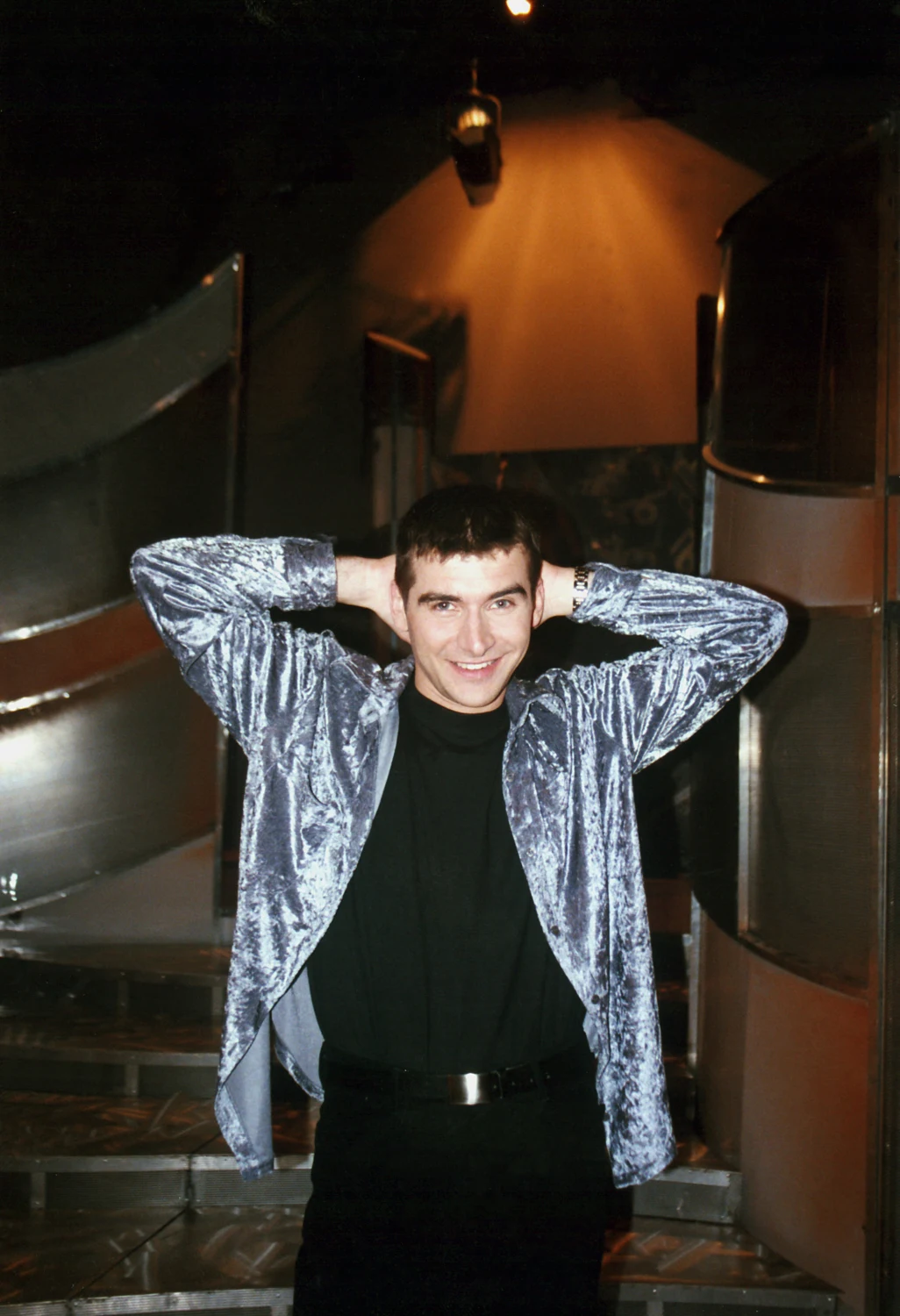 Kariera Tomasza Kammela rozpoczęła się ponad 20 lat temu. Co ciekawe wtedy prowadzący występował jako Tomasz Kamel. Ostatnio dziennikarz wyjaśnił, dlaczego w jego nazwisku pojawiło się jeszcze jedno "m". Okazuje się, że jego dziadkowie mieli niemieckie korzenie i nosili nazwisko Kammel. "Gdy jednak po wojnie wracali w rodzinne strony babci (...) urzędnik samowolnie skrócił ich nazwisko i w polskie dokumenty wpisał Kamel"- wyjaśnił. "Takie to były czasy. Kiedy po latach cała rodzina ze strony taty wróciła do Niemiec, automatycznie dokonano korekty na 'Kammel', bazując na aktach urodzenia" - dodał. Sam po latach zdecydował się powrócić do pierwotnej wersji nazwiska.