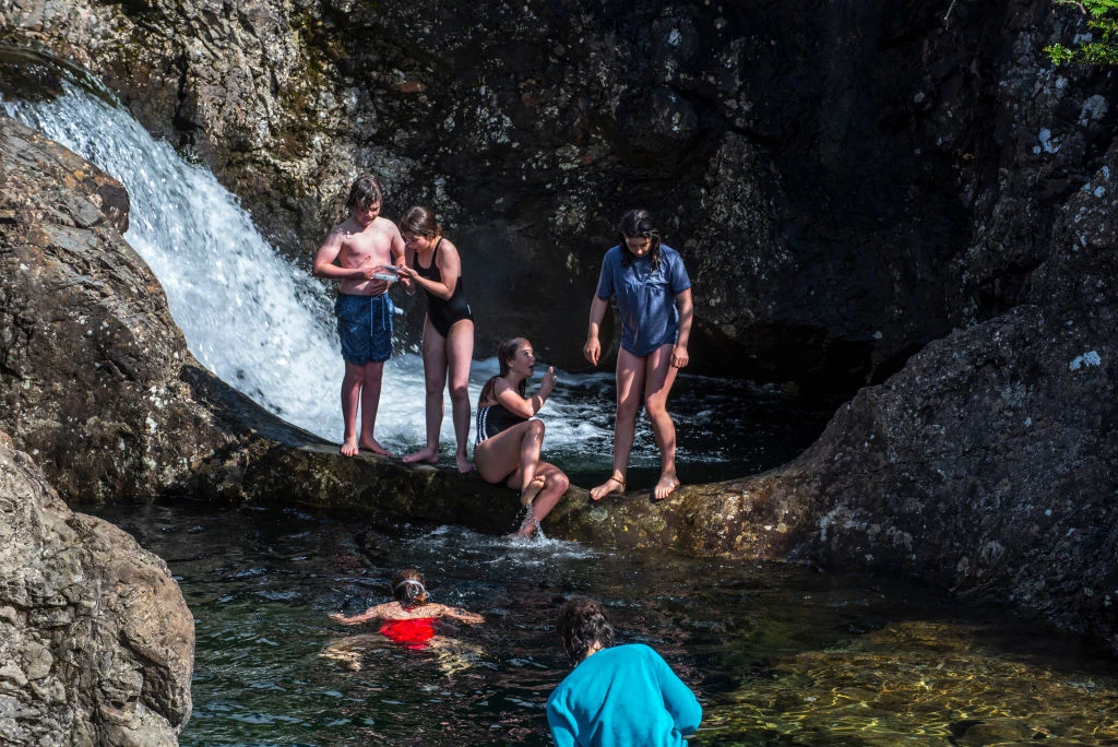 Atrakcji na Skye nie brakuje. Można również wykąpać się w wodospadach na wyspie