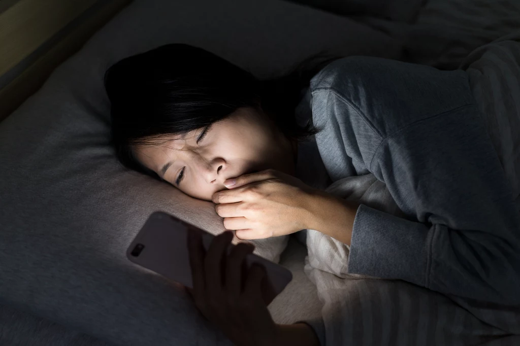 Przed snem należy zrezygnować z korzystania z telefonu lub laptopa