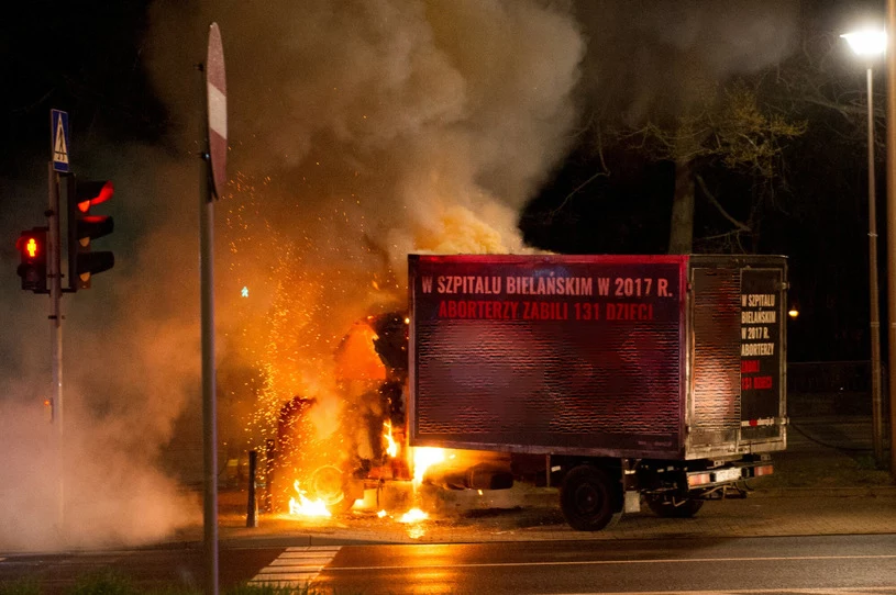 Podpalenia furgonetek Fundacji PRO zdarzają się coraz częściej na znak protestu 