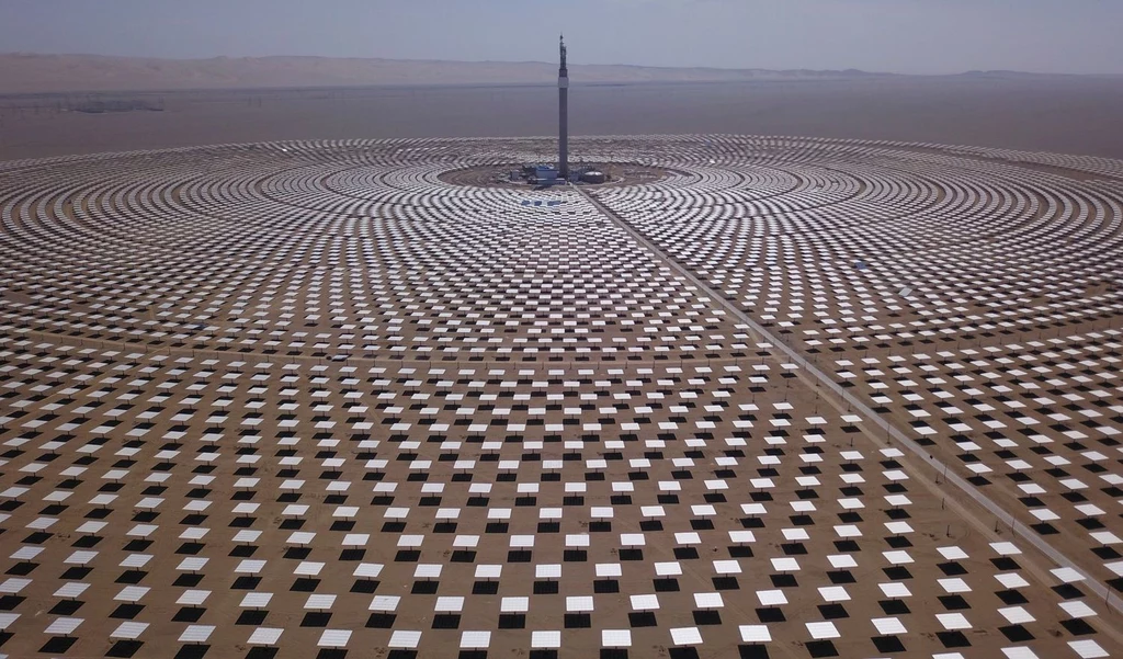 Elektrownia słoneczna w Dunhuang w Chinach.