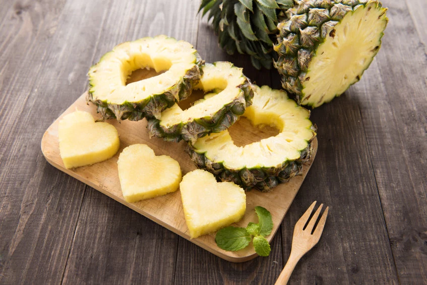 Jak prawidłowo obrać ananasa?
