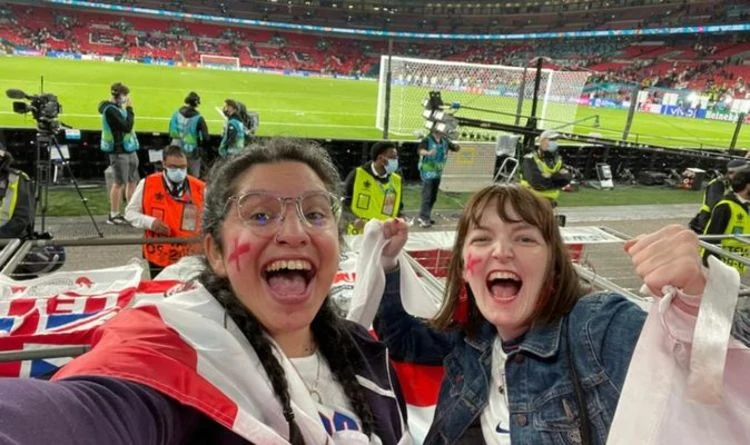 Nina Farooqui z koleżanką