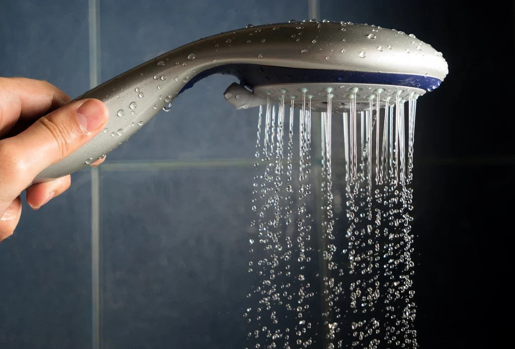 Słuchawka prysznicowa może być trwale pokryta kamieniem, ale i na niego jest sposób
