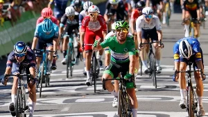 Mark Cavendish (w zielonej koszulce), cieszy się z kolejnego zwycięstwa