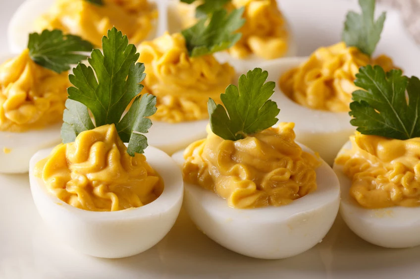 Faszerowane jajka to propozycja dania idealnego na przyjęcia