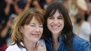 Jane Birkin (L) z córką Charlotte Ganinsbourg (P) pozują fotoreporterom na festiwalu w Cannes