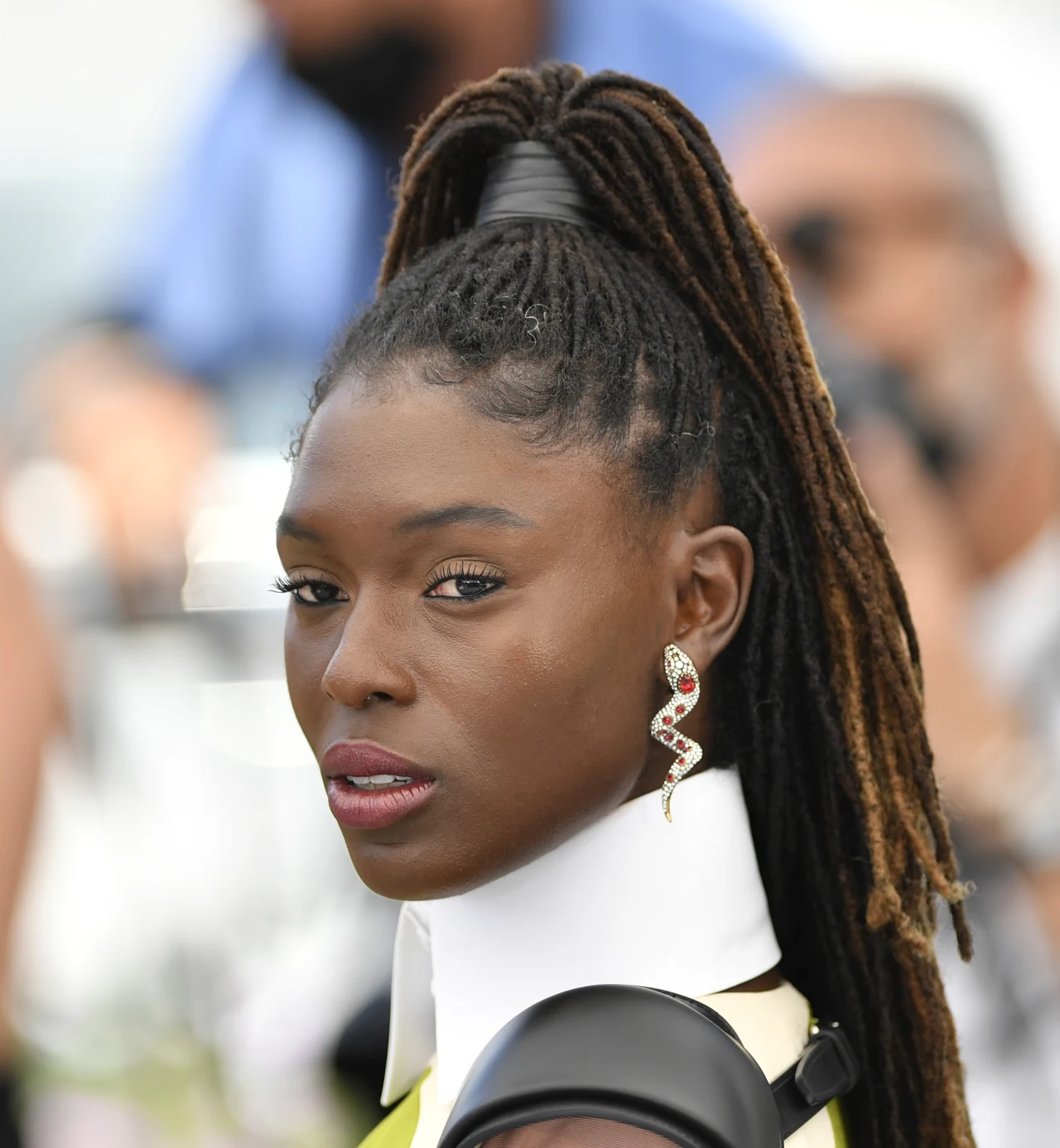 upięte w koński ogon dredy Jodie Turner-Smith