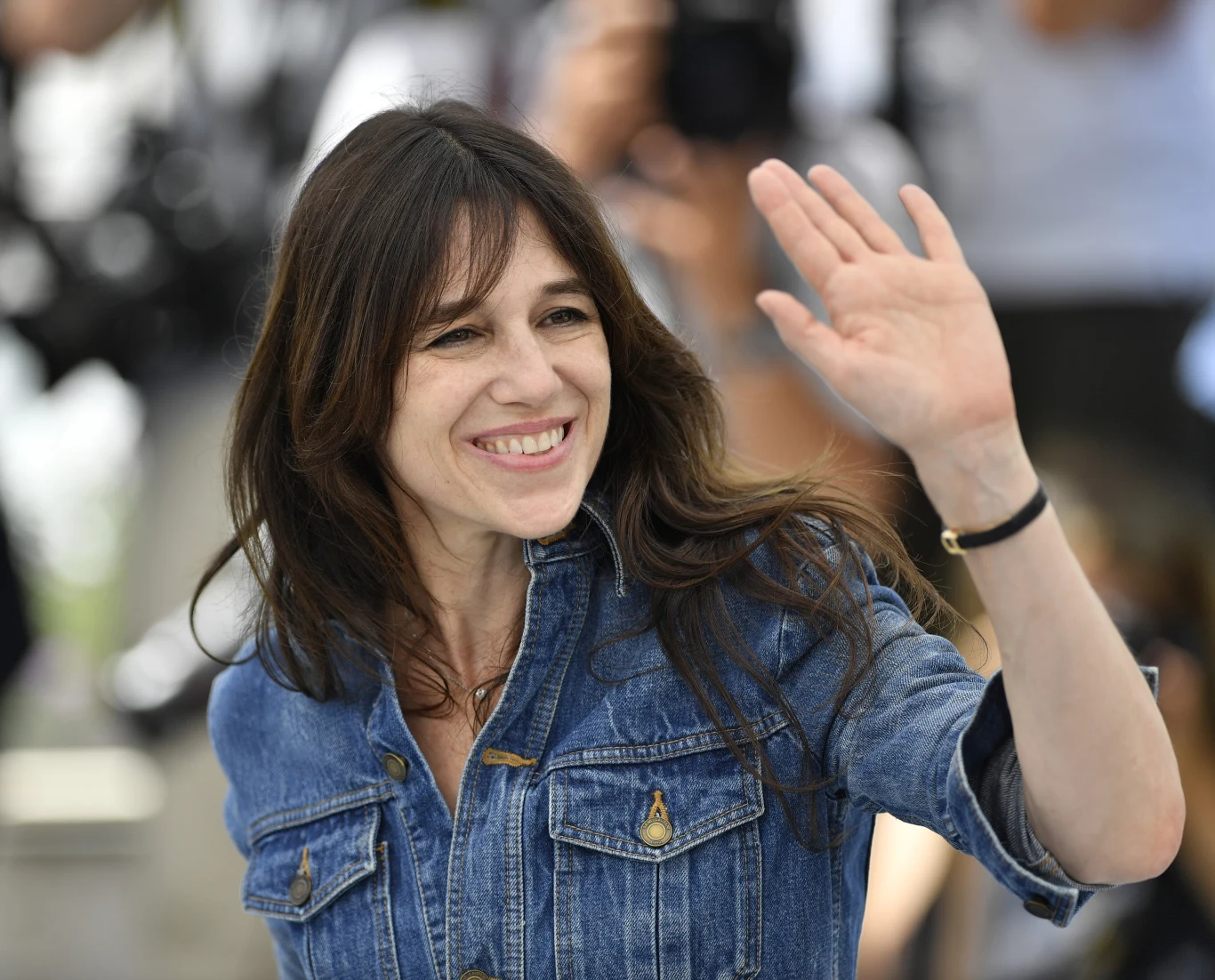  Charlotte Gainsbourg z ciałopozytywnej wersji "właśnie wstałam z łóżka"