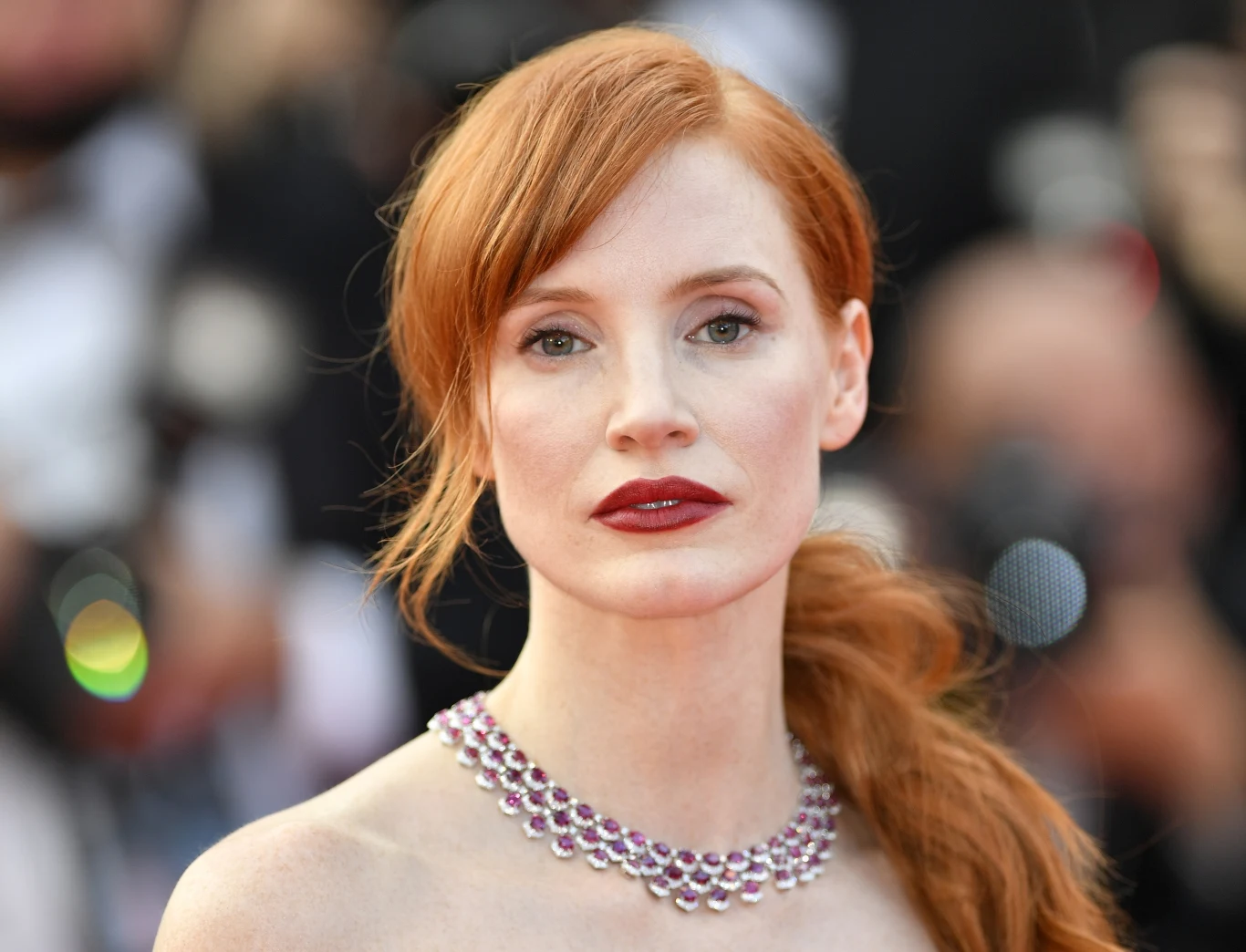 Asymetryczna grzywka i niski kucyk Jessiki Chastain 