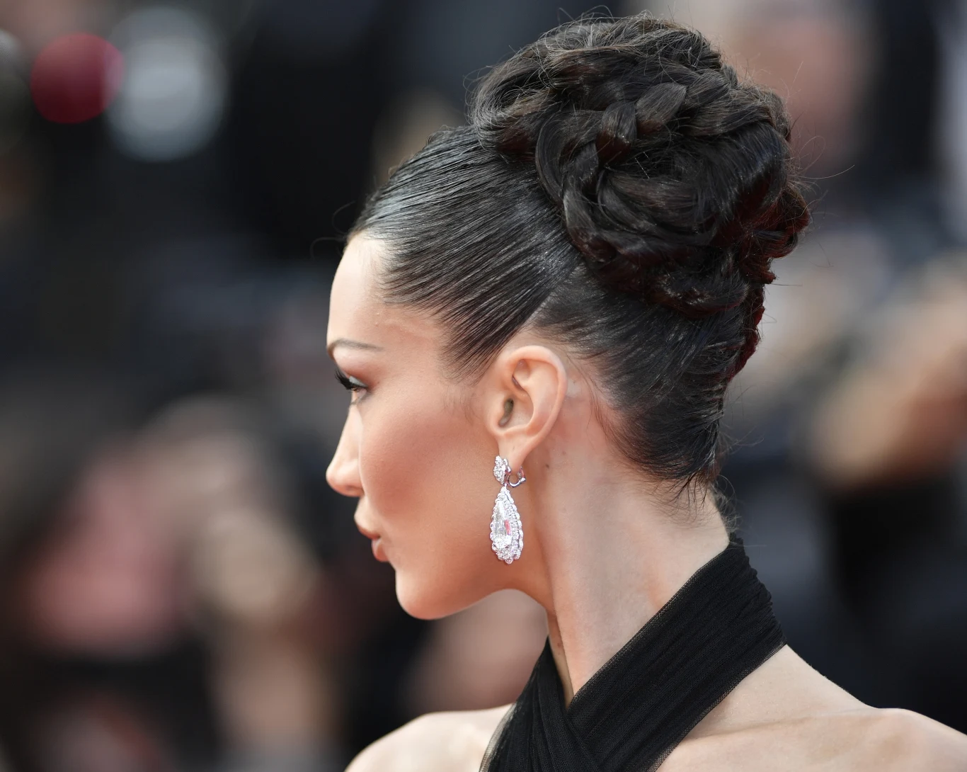 Wyrzeżbiony z warkoczy kok Belli Hadid