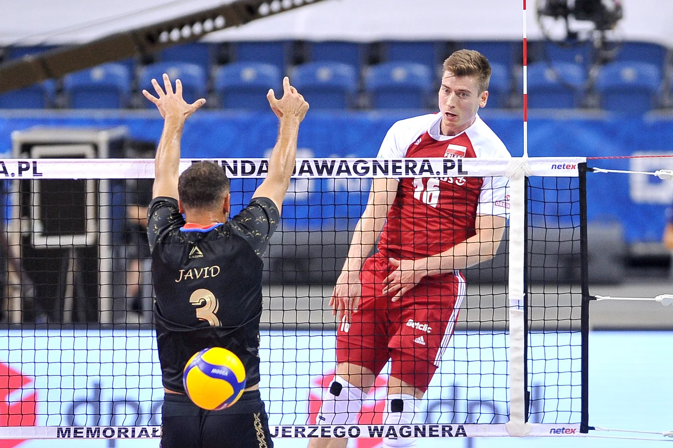 Kamil Semeniuk. Semeniuk część roku spędził w zespole ZAKSY Kędzierzyn-Koźle, część już w Sir Safety Conad Perugia, ale niezależnie od reprezentowanych przez niego barw nie zabrakło mu sukcesów. Mistrzostwo Polski, Puchar Polski, Liga Mistrzów, Superpuchar Włoch i klubowe mistrzostwo świata – to niemało, a mówimy dopiero o siatkówce klubowej. Z reprezentacją Polski zawodnik wygrał brąz Ligi Narodów i – co najważniejsze – zgarnął wicemistrzostwo świata na własnym terenie. Jednocześnie znowu udowodnił, że jest jednym z najjaśniejszych punktów ekipy „Biało-Czerwonych”.