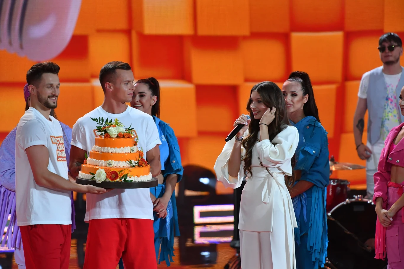 Nie zabrakło świętowania na scenie. W pewnym momencie wniesiono tort, co zaskoczyło młodą gwiazdę.