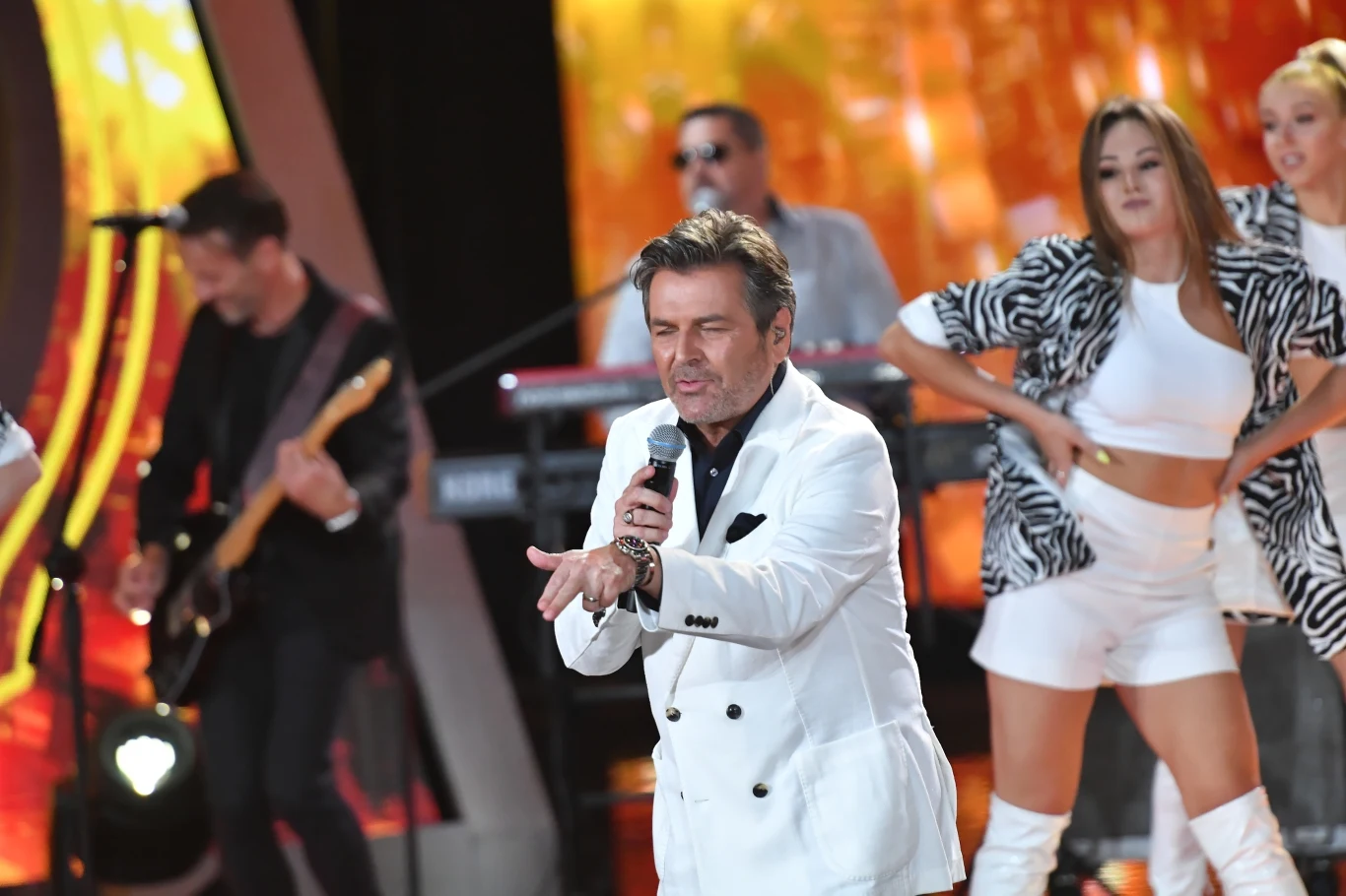 Widzowie mogli posłuchać utworów "Cheri, Cheri Lady", "You're My Heart", "Sexy, Sexy Lover" i najnowszego singla wokalisty "Cosmic Rider".