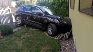 Babcia potrąciła wnuczkę i uderzyła w budynek