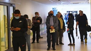 Kolejka do punktu szczepień