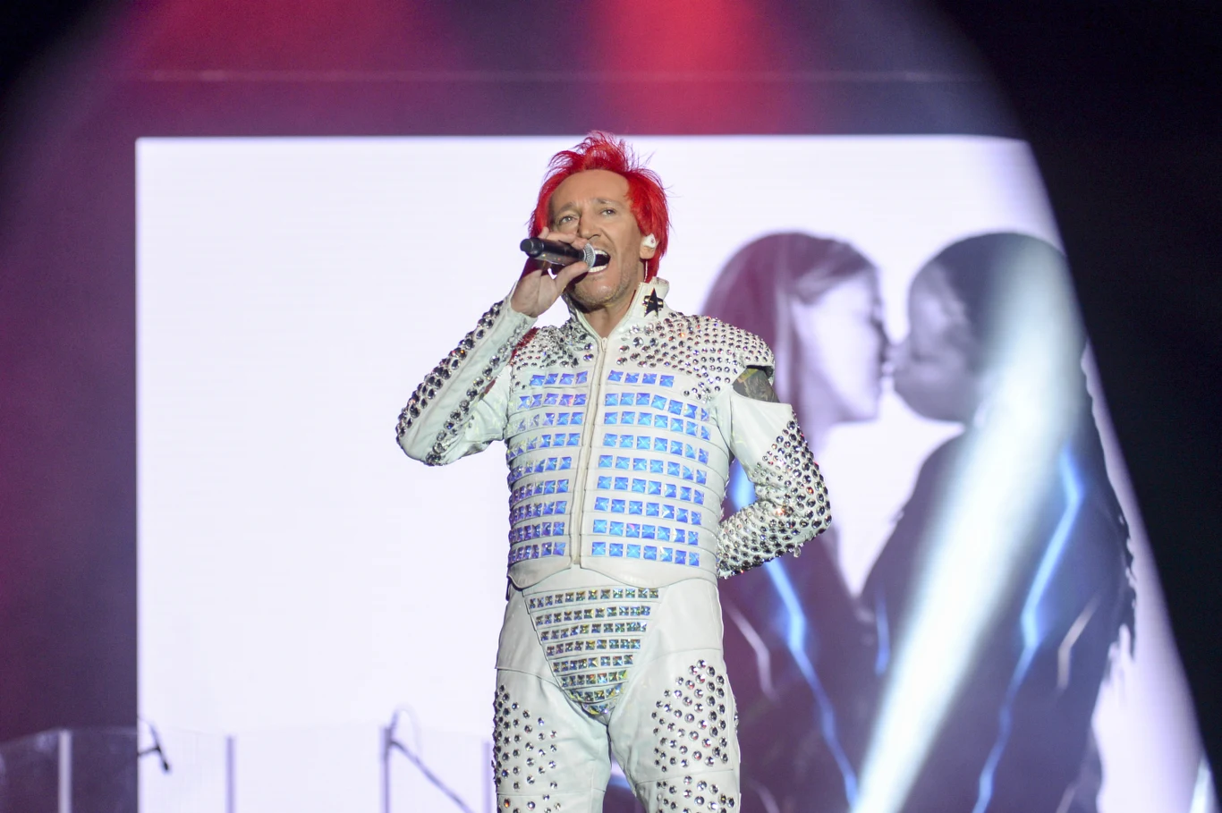 W Sopocie obok Wiśniewskiego i Jacka Łągwy pojawiła się Anna Świątczak, która w grupie zastąpiła Agatę Buczkowską. Ponadto w Ich Troje występowały: Magda Femme, Justyna Świątczak, Jeanette Vik, Justyna Panfilewicz i Marta Milan. 