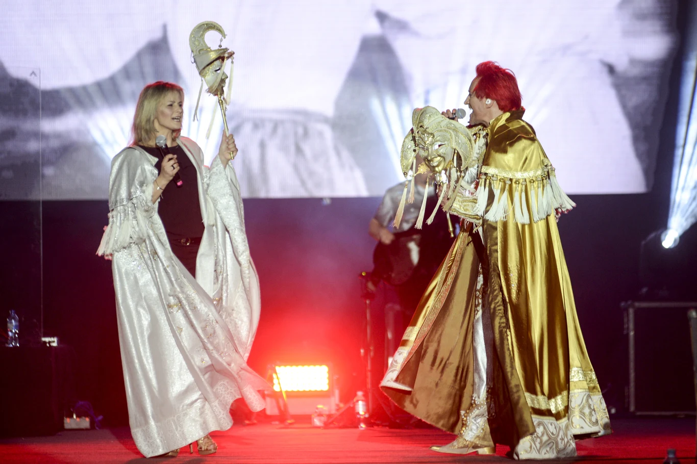 Zespół przez lata zagrał kilkaset koncertów w kraju i za granicą, sprzedał blisko 12 milionów płyt, a Michał Wiśniewski skutecznie dbał o to, aby koncerty zespołu nie były zwyczajne - na scenie pojawiał się balet, huśtawki, motocykle, a kiedy trzeba było - nawet zaplanowany deszcz. 