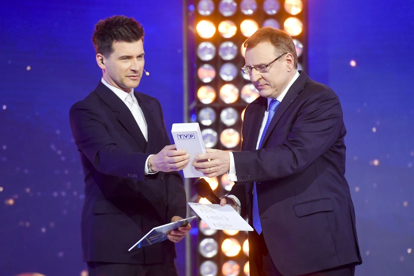 Nie wszystkim podoba się styl pracy dziennikarza. Lawina negatywnych komentarzy spłynęła pod adresem Tomasza Kammela, kiedy w kwietniu tego roku zapowiedział wielkanocny koncert w TVP "Cud życia", z udziałem Andrei Bocellego i jego syna Mateo. "Cud życia jest choćby w pierwszym rzędzie. A wraz z cudem jego rodzice - Joanna i Jacek Kurscy" - powiedział prezenter. "Tomek włosy na wazelinę ułożył. Mocno będzie trzymać", "Upadek upadków", "Ja to się tylko dziwię, że żadne z nich nie czuje żenady, nawet Kurska" – to niektóre z komentarzy.
Kammelowi dostało się też, kiedy w lutym na antenie TVP wyemitowano briefing Jacka Kurskiego. Prezes TVP w rozmowie z prezenterem opowiadał o swoich zasługach dla telewizji publicznej. Kammelowi po emisji konferencji prasowej zarzucono wazeliniarstwo.