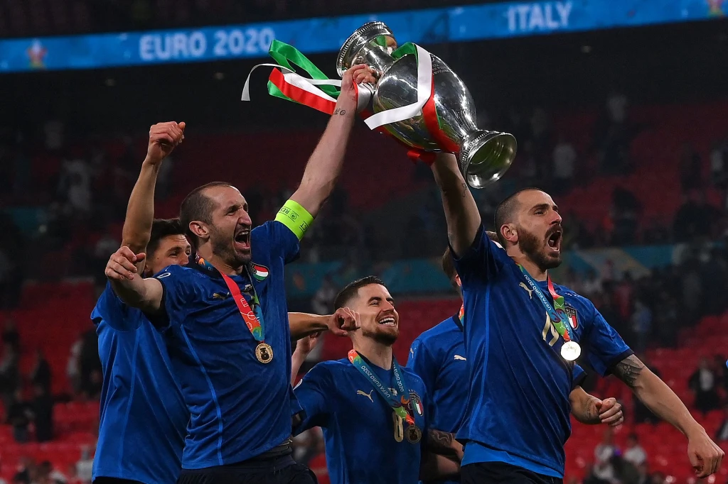 Leonardo Bonucci (z prawej) po zwycięskim finale Euro 2020 Leonardo Bonucci (z prawej) po zwycięskim finale Euro 2020
