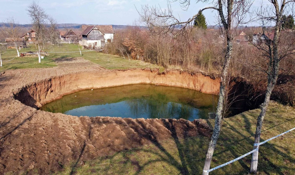 W okolicach dwóch chorwackich miejscowości pojawiło się już około stu takich dziur w ziemi 