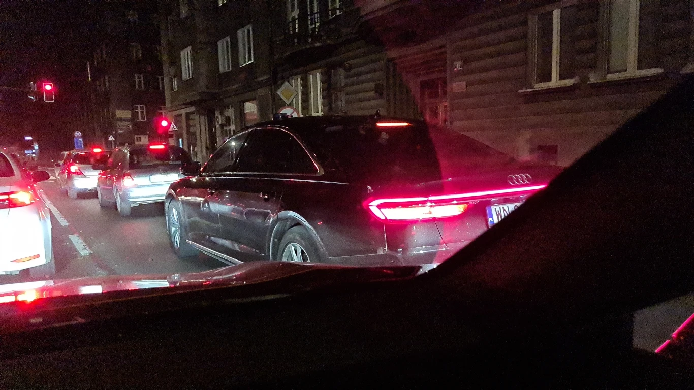 Audi Służby Ochrony Państwa zaraz skręci na buspas i zaparkuje na chodniku Audi Służby Ochrony Państwa zaraz skręci na buspas i zaparkuje na chodniku