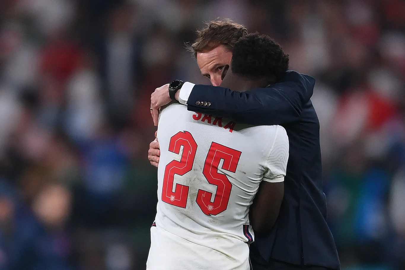 Gareth Southgate i Bukayo Saka po finale Euro 2020