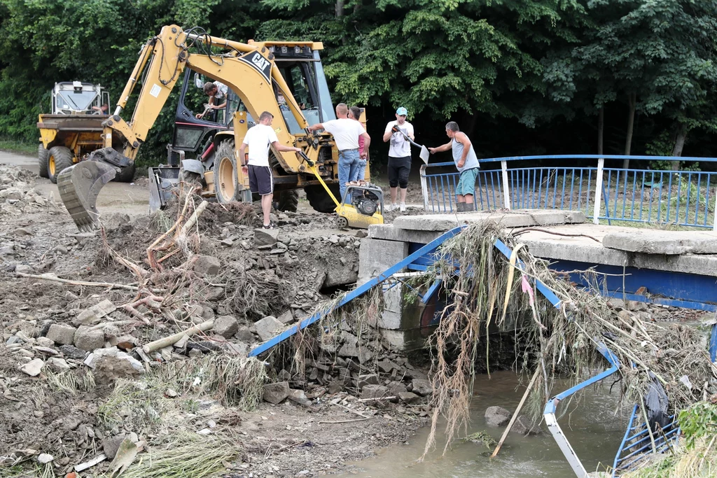 Skutki błyskawicznej powodzi, która przeszła przez Świdnik w Małopolsce. 