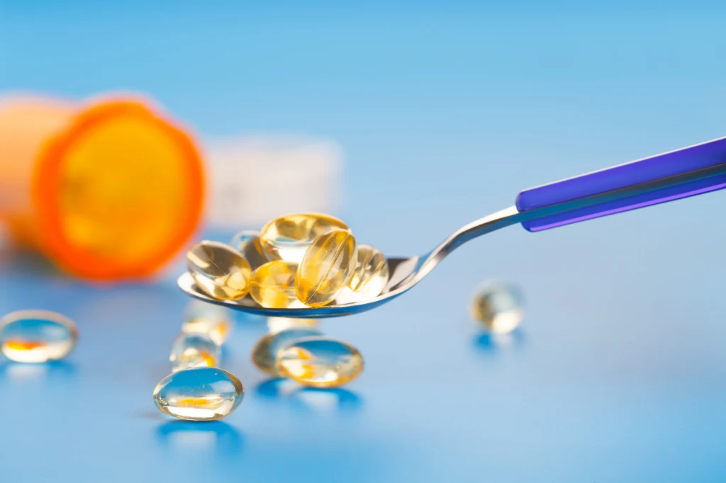 Suplementując witaminę D, można ją łatwo przedawkować, nie należy więc przekraczać dobowej dawki 2000 IU